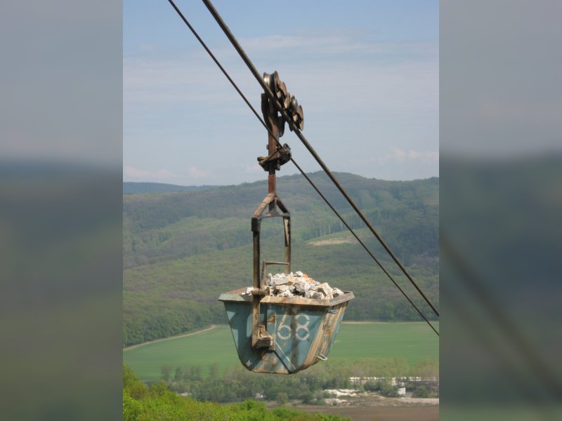 Cargo ropeway drive with energy recovery